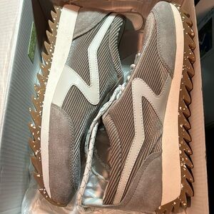 New in box Size 40 (US size 10) woman’s retro sneaker